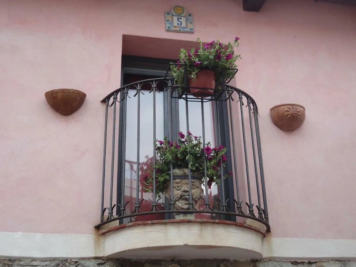 Invito Al Viaggio Acomodação com café da manhã Giardini Naxos